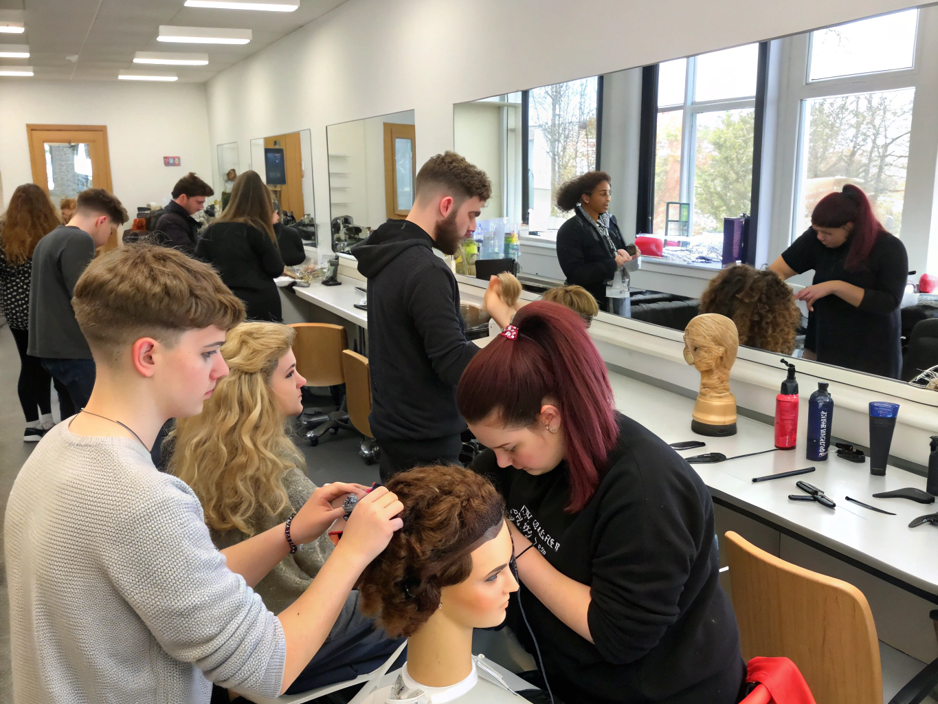 Student oefent kniptechnieken in een moderne kappersschool